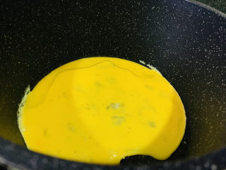 6、茼蒿炒鸡蛋,锅里加1勺油，放入鸡蛋；