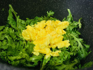 12、茼蒿炒鸡蛋,加炒好的鸡蛋；