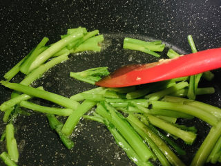 10、茼蒿炒鸡蛋,炒断生；