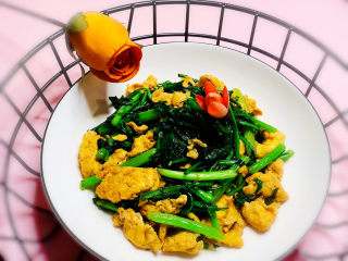 15、茼蒿炒鸡蛋,鸡蛋炒茼蒿，出锅了。