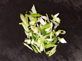 2、孜然烤香菇,大葱切成葱花