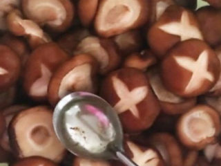 10、孜然烤香菇,加入1勺玉米油