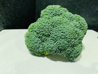 1、西兰花炒牛肉,西蓝花待用；