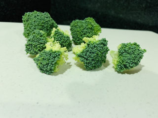 3、西兰花炒牛肉,西蓝花剪小朵；