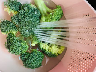 4、西兰花炒牛肉,用水清洗；