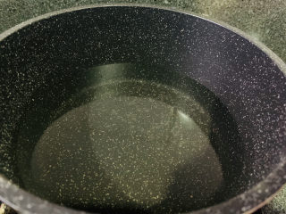 5、西兰花炒牛肉,锅里加清水；