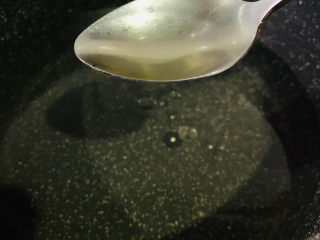 6、西兰花炒牛肉,加少许油；