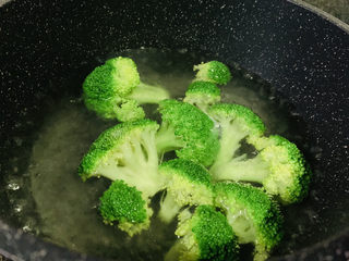 9、西兰花炒牛肉,放入西蓝花；