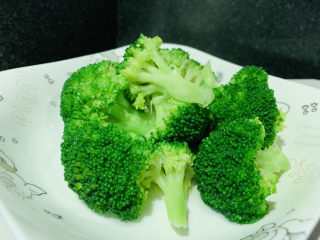 10、西兰花炒牛肉,捞30秒，盛碗里；