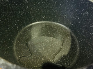 11、西兰花炒牛肉,锅加食用油，烧热；