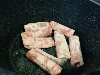 12、西兰花炒牛肉,倒入牛肉卷；