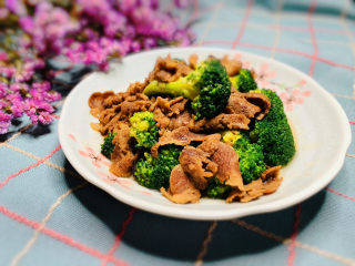 18、西兰花炒牛肉,西蓝花炒牛肉，出锅！