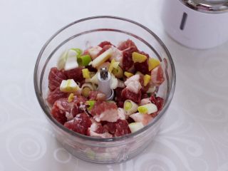 3、香炸猪肉豆腐丸子,把切好的五花肉和葱姜放入东菱绞肉机里。