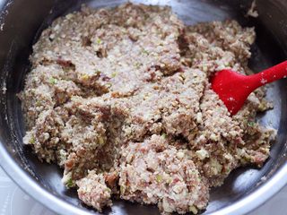12、香炸猪肉豆腐丸子,继续顺时针方向搅拌上劲。
