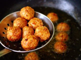 16、香炸猪肉豆腐丸子,把炸好的猪肉豆腐丸子，捞出沥干油份。