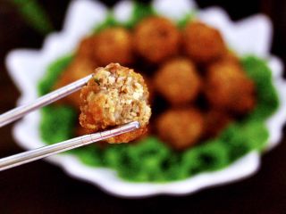 18、香炸猪肉豆腐丸子,炸好的肉丸可以直接吃，香的不得了，嘻嘻，宝贝连吃了5个。