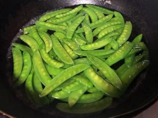 2、荷兰豆拌时蔬,锅中烧开水放入荷兰豆焯水至荷兰豆变色（时间不要太久会影响口感以及营养会流失）捞出立即放入冷水中过凉后沥干水份备用