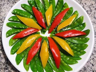 8、荷兰豆拌时蔬,红、黄椒交叉摆在荷兰豆上