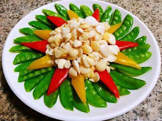 9、荷兰豆拌时蔬,杏仁摆在中间荷兰豆拌时蔬就大功告成啦
