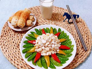 11、荷兰豆拌时蔬,来杯鲜牛奶补充一下钙能量噢