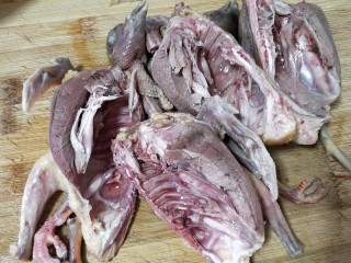 7、红枣枸杞乳鸽汤,鸽子再切2半，我家4人，一人半只刚好