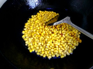 4、卤虾酱煎豆粒,锅中放入适量植物油，放入黄豆粒翻炒