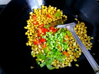 6、卤虾酱煎豆粒,放入尖椒蒜苔翻炒