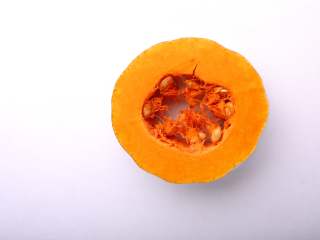 1、南瓜豆沙糯米卷,挑选一块老南瓜，老南瓜味道更甜