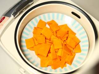 6、南瓜豆沙糯米卷,将南瓜放入蒸锅