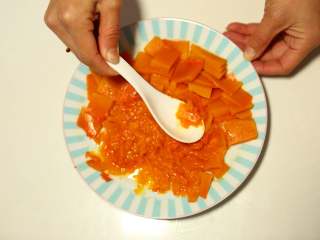 7、南瓜豆沙糯米卷,蒸熟至勺子可以轻轻压烂，用勺子把南瓜压成泥状，放凉备用