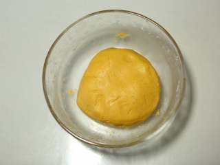 8、南瓜豆沙糯米卷,南瓜泥中加入糯米粉拌匀，慢慢揉成不粘手的面团；（有糯米和打粉机的可以直接用糯米打粉哦，自己打的粉会粗糙一下，买现成的糯米粉会更细腻）