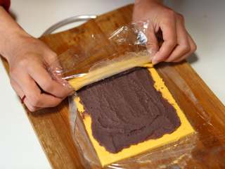 13、南瓜豆沙糯米卷,然后像卷寿司那样卷起