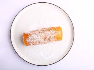 16、南瓜豆沙糯米卷,蒸好揭开盖子，稍微放凉后将南瓜卷小心移入一个铺有椰蓉的盘子里，滚动几下使其表面都能够均匀粘上椰蓉