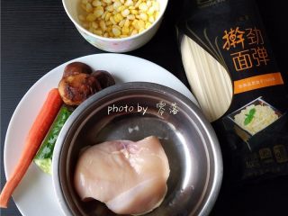 1、太阳面,备好食材：面条，鸡胸肉，玉米，香菇，黄瓜，胡萝卜；