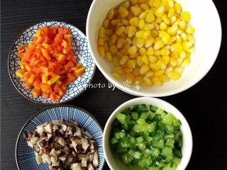 5、太阳面,胡萝卜丁、黄瓜丁、香菇丁依次处理；