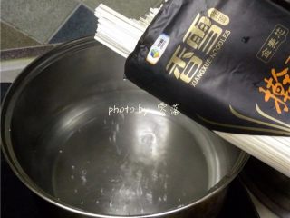 6、太阳面,煮锅里加入清水烧开，放入面条煮至8分熟；