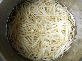 7、太阳面,煮熟的面条捞出，浸泡在纯净水里，稍后控干水分；