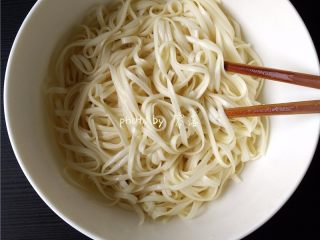 8、太阳面,面条里调入适量盐，植物油，搅拌均匀；