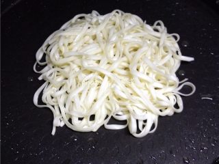 13、太阳面,放入适量面条，尽量团成圆形；