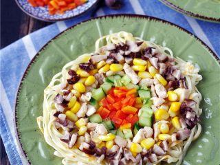 17、太阳面,面饼中间铺上胡萝卜丁，外面铺一层黄瓜丁；再依次铺上鸡胸肉丁、玉米粒、香菇丁；太阳面就好做啦。
