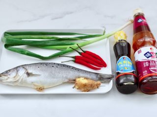 1、清蒸鲈鱼,首先备齐所有的食材。