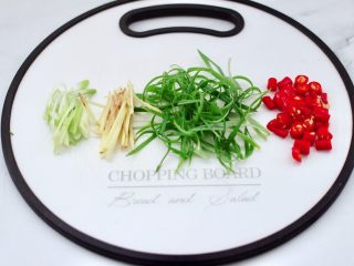 2、清蒸鲈鱼,葱叶切丝，葱姜切丝，小米辣切圈。