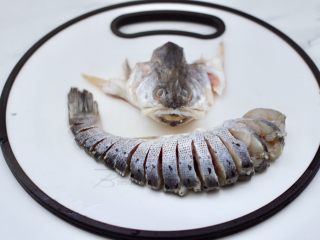 3、清蒸鲈鱼,鲈鱼去鳞去内脏洗净后，把鱼头先切下来，再把鲈鱼背部均匀切开，不要切断。