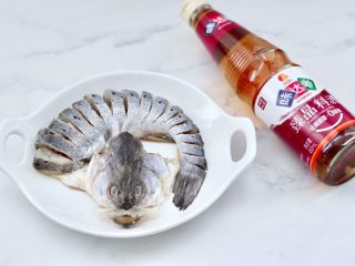 4、清蒸鲈鱼,切好的码放在盘中，倒入料酒去腥。