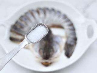 5、清蒸鲈鱼,再倒入盐来调味。