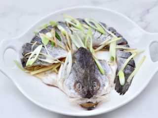 6、清蒸鲈鱼,最后撒上葱姜丝，腌制30分钟。