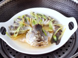 8、清蒸鲈鱼,大火烧开后，蒸10分钟即可。