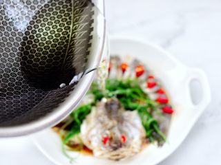 11、清蒸鲈鱼,油烧热后，淋在蒸熟的鲈鱼身上即可。