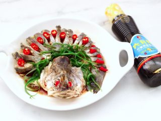 10、清蒸鲈鱼,这个时候倒入柠檬蒸鱼豉油。