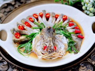 13、清蒸鲈鱼,鲜嫩多汁又营养丰富，关键是太好吃，上桌就秒光咯。